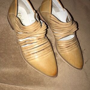 A Rider Girl / little People Strappy Tan Loafers